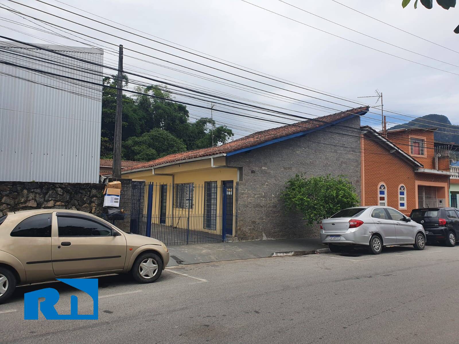 Casa à venda com 6 quartos, 200m² - Foto 2