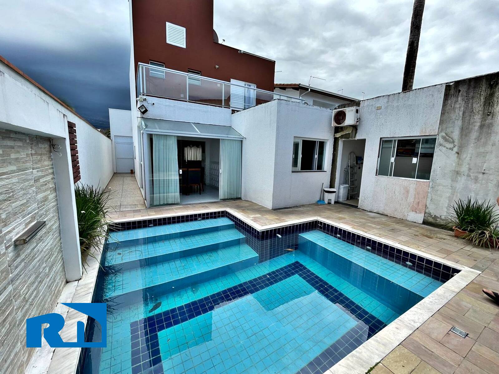 Casa à venda com 4 quartos, 300m² - Foto 1