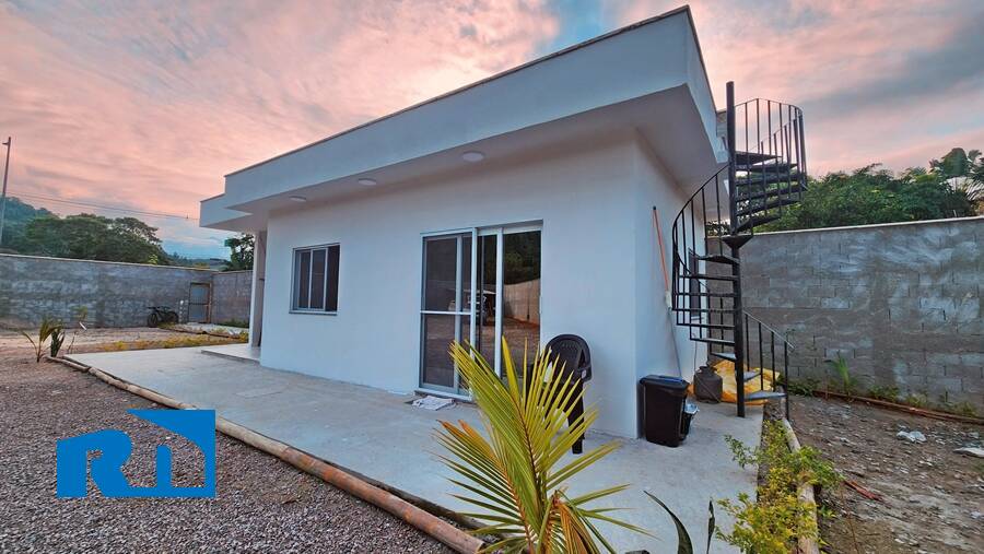 Casa à venda com 2 quartos, 650m² - Foto 1