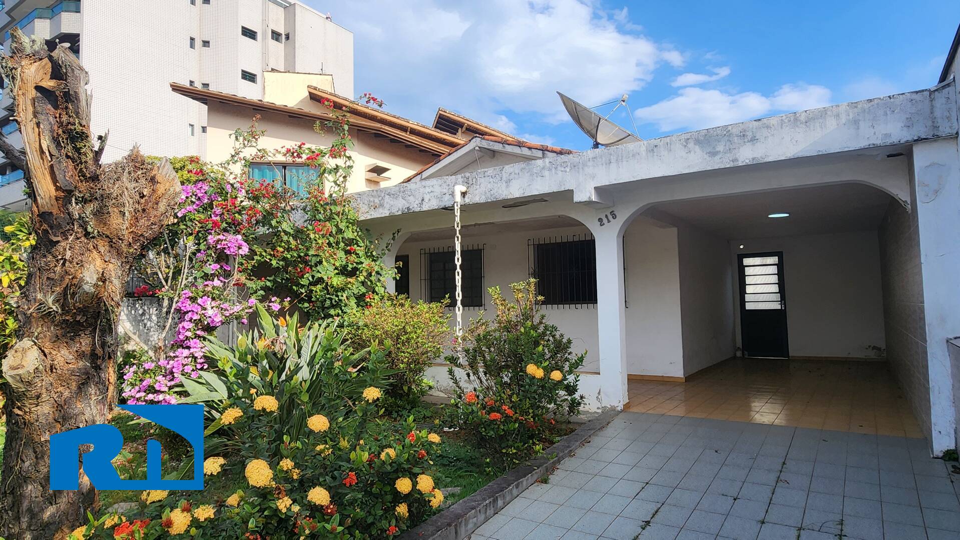 Casa à venda com 3 quartos, 314m² - Foto 1